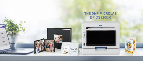 DNP lancia la stampante fotografica duplex da 8 pollici (20 cm) compatta di categoria mondiale